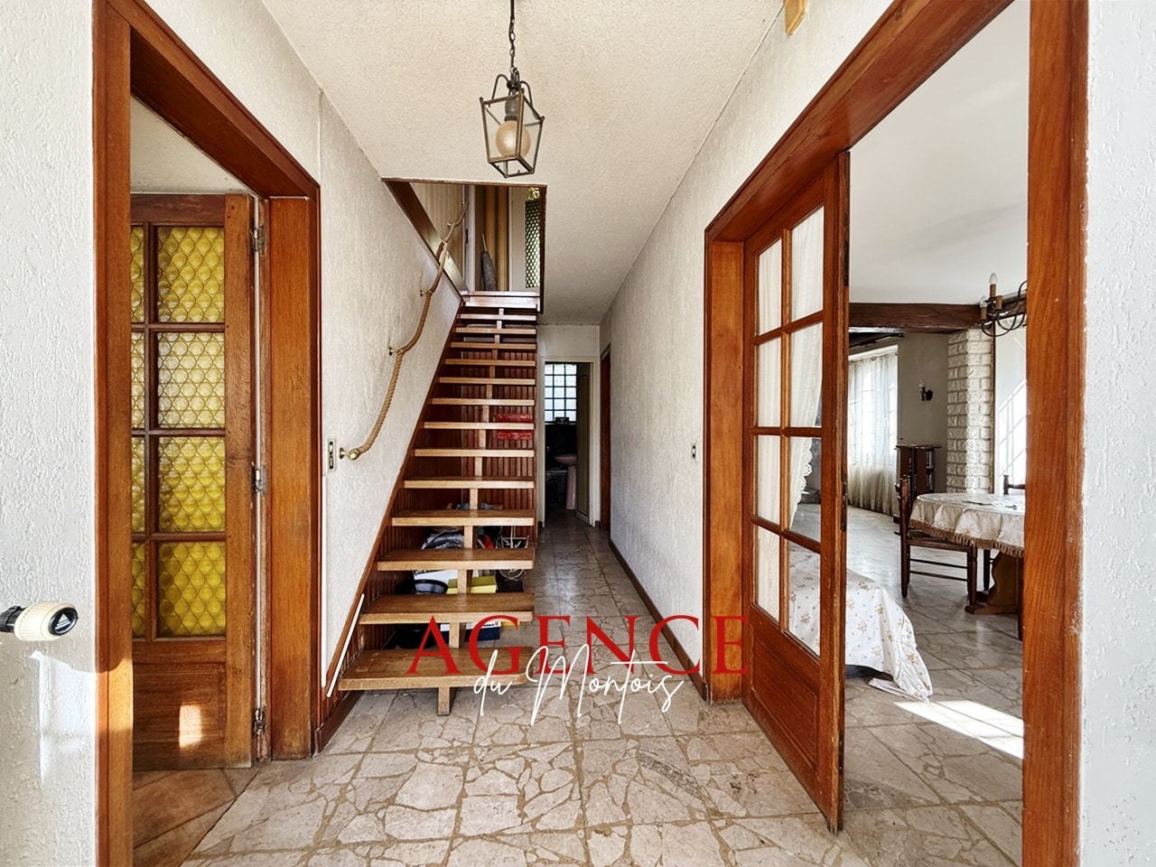 maison avec dépendances : entrée