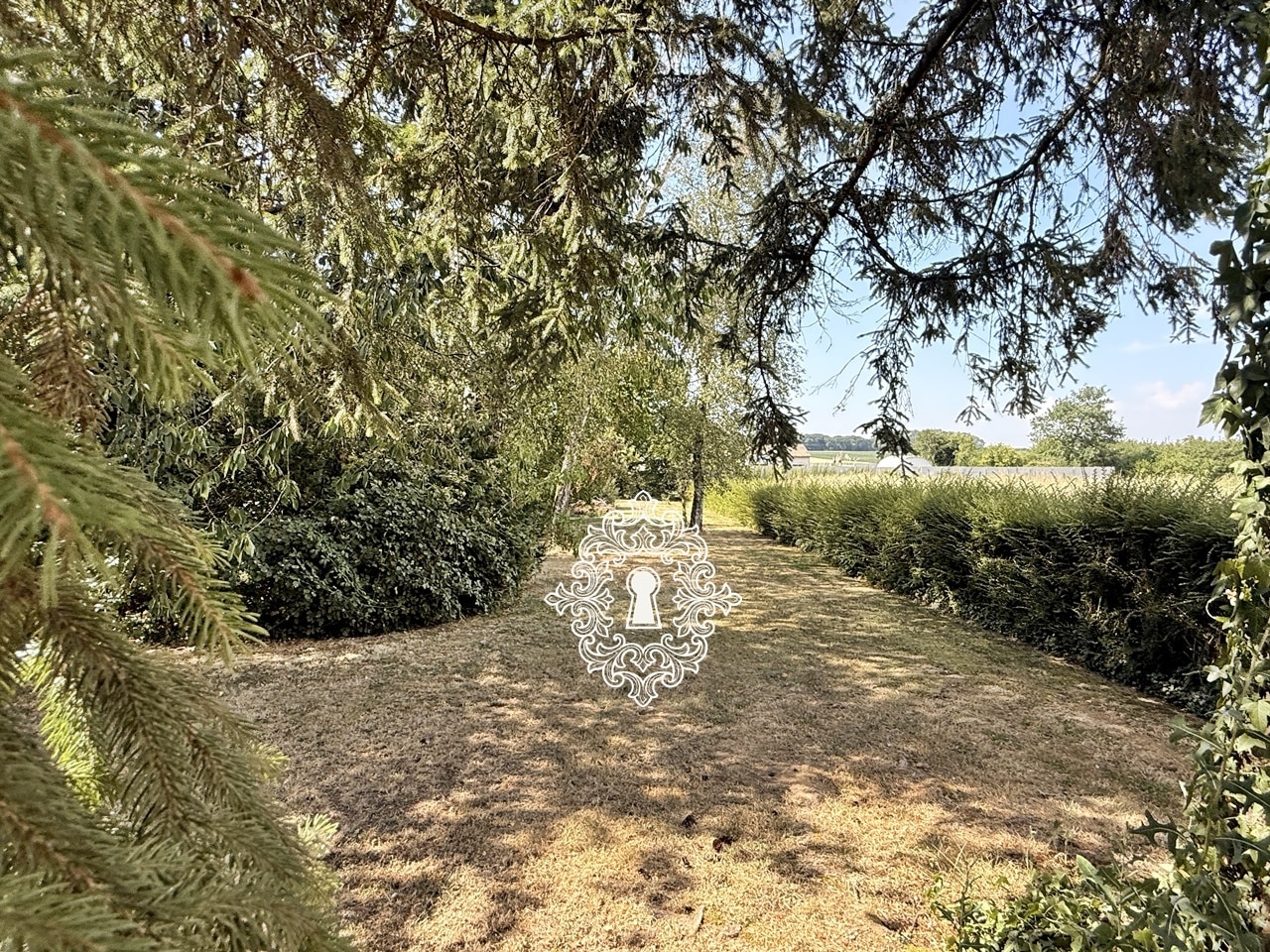 Maison villageoise secteur Chenoise : jardin arboré